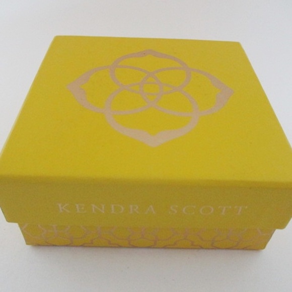 KENDRA SCOTT Earring Gift Set  in Gold - Picture 6 of 6